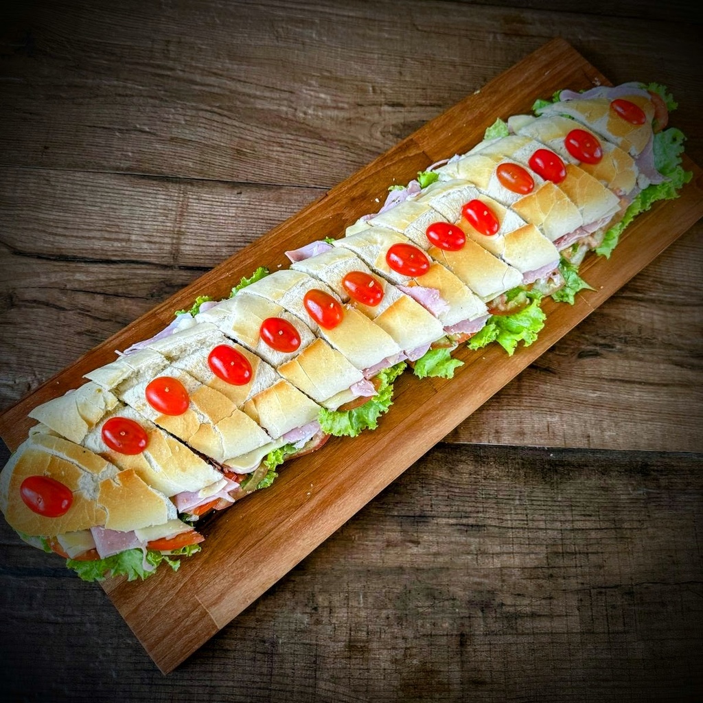 Sanduíche de Metro com Presunto, Mussarela, Pasta de Ervas, Alface e Tomate